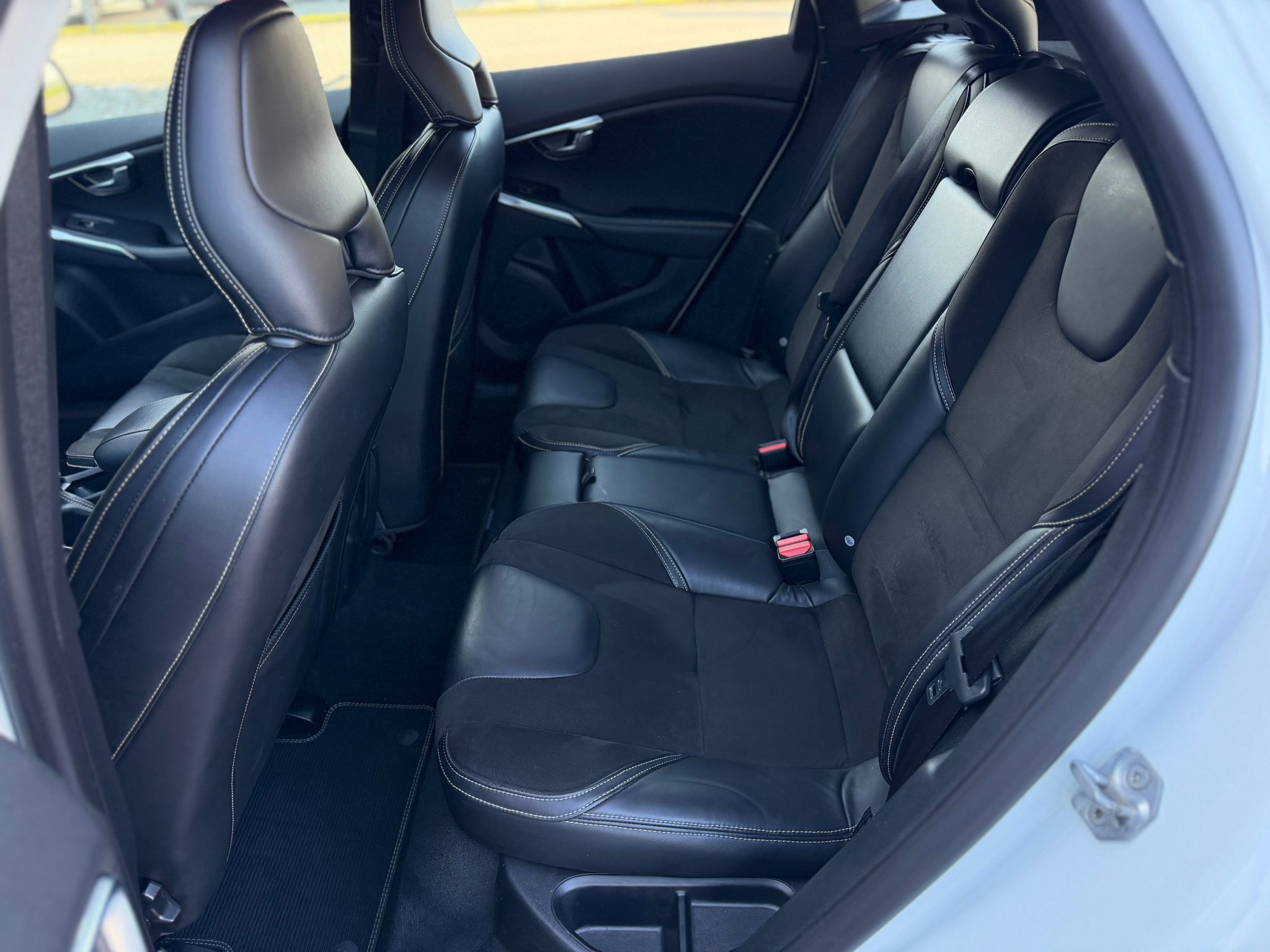 Volvo V40 D2 R-Design thumbnail 16